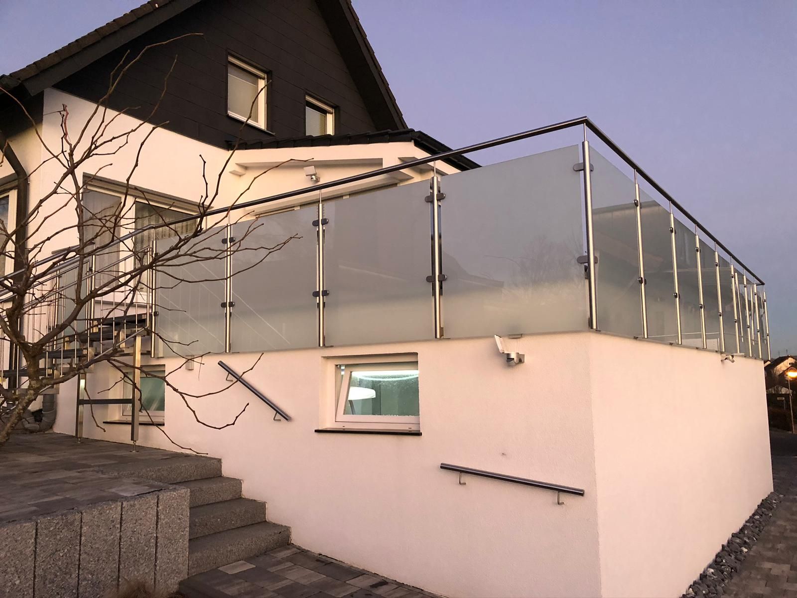 Modernes Balkongeländer mit Glas