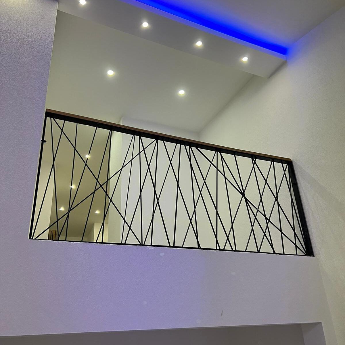 Kunstvolles Innengeländer nach Maß mit Querstreben