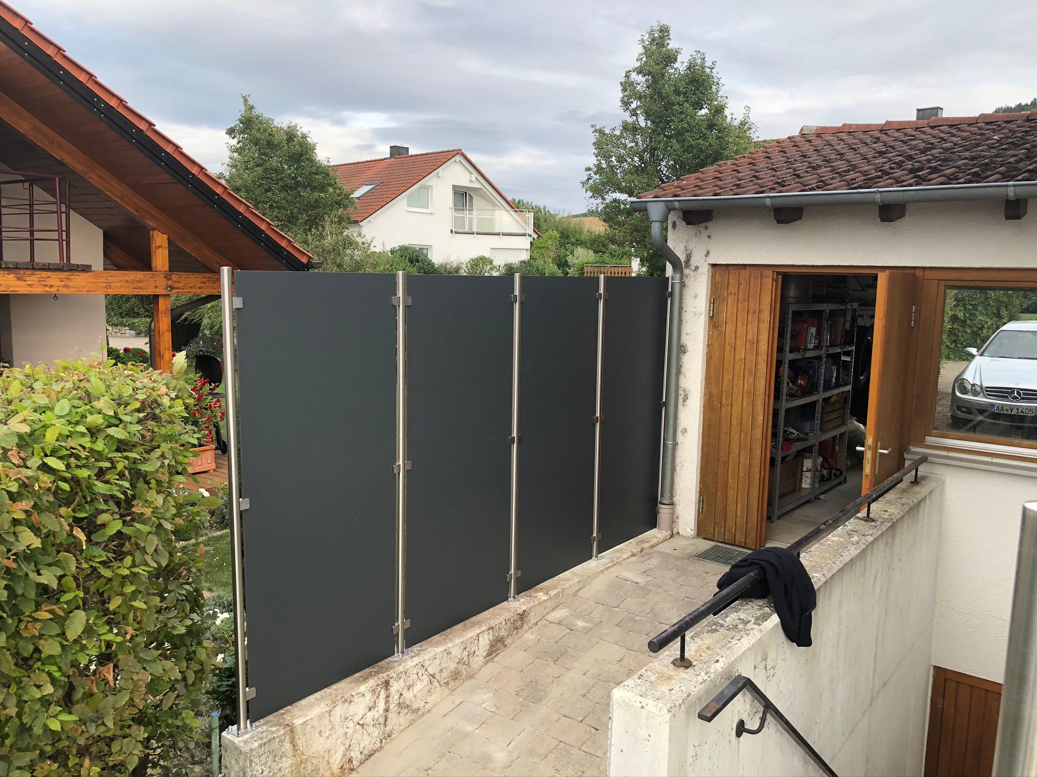 Sichtschutz mit Edelstahlpfosten und HPL-Platten – Remsstahl